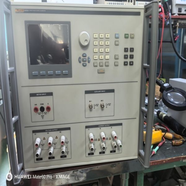 Fluke 6003A Three Phase Electrical Power Calibrator with 0.008 VA to 18 kVA Range and 15 Hz to 1 kHz Frequency
