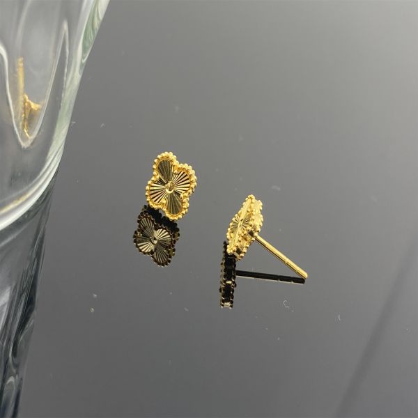 Pequeños aretes de oro de 18 caratos