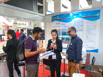 El doble echó a un lado Pes caliente del Pvc del uno mismo de las hojas del pegamento del derretimiento que laminaba para la tela de materia textil
