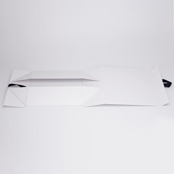 Folding Magnetic 185g fancy paper White Packaging Box For Apparel