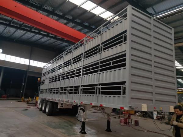 40t Customizable Fence Truck Trailers Pig/Cattle/Cow Carrier Trailer With Roof Vents