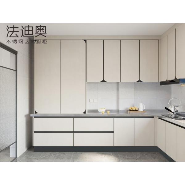 Gabinete de cocina de acero inoxidable moderno en forma de U con puertas de arco y diseño sin mango