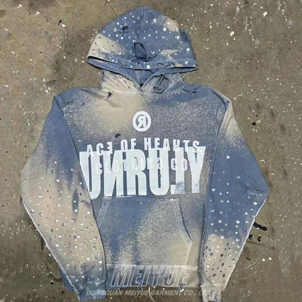 Un sweat à capuche gris découpé, unisexe, confortable.