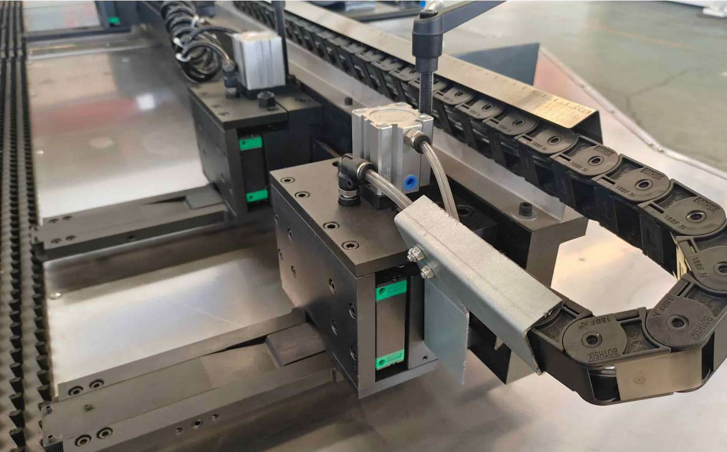 High Precision CNC Turret Punching Press 27KW 32 Stations Turret for Metal Plate