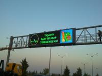 Sinal de mensagem variável do lado da estrada da cidade P10 P16 P20 Guarnição de estrada da cidade Sinal de mensagem variável superior Display LED a cores inteiras