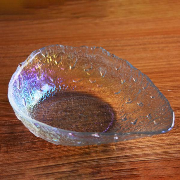 Восхитительное творческое падение воды формирует стеклянные плиты заряжателя