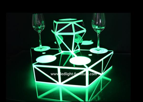O diodo emissor de luz a pilhas ilumina acima a exposição da garrafa do licor da prateleira da barra com material acrílico