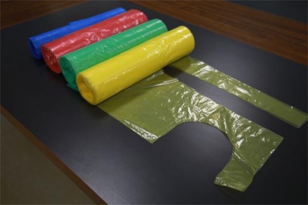Blue Disposable Plastic Aprons On A Roll For Home Cleaning / Food Testing / Hospital