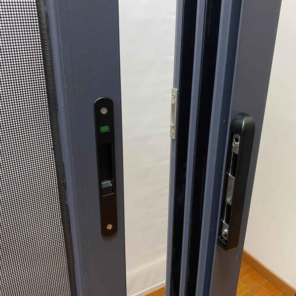 Fermeture de sécurité noire Porte coulissante en verre pliable Système de sécurité extérieur Porte coulissante en verre en aluminium