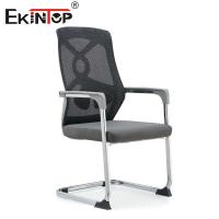 Silla de oficina moderna ergonómica gris con respaldo y reposabrazos de malla