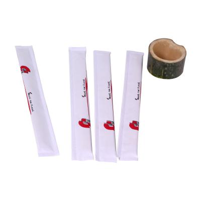 Hashis descartáveis do sushi gêmeo de bambu dos chospsticks com o papel completo envolvido