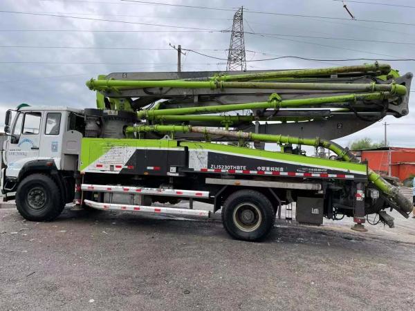 Pompage du béton blanc sur des équipements lourds avec une pompe hydraulique