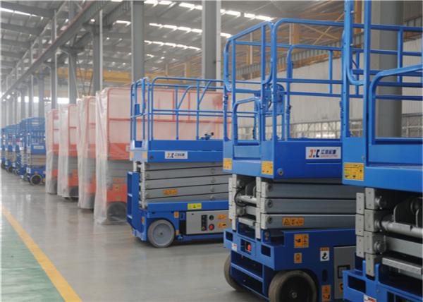 Raised 6m Self Propelled Hydraulic Scissor Lift Control Panels Top Floor Equipped