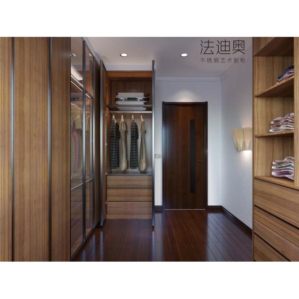 Elegancia tradicional china, efecto madera oscura, armario con acentos de vidrio y escritorio integrado