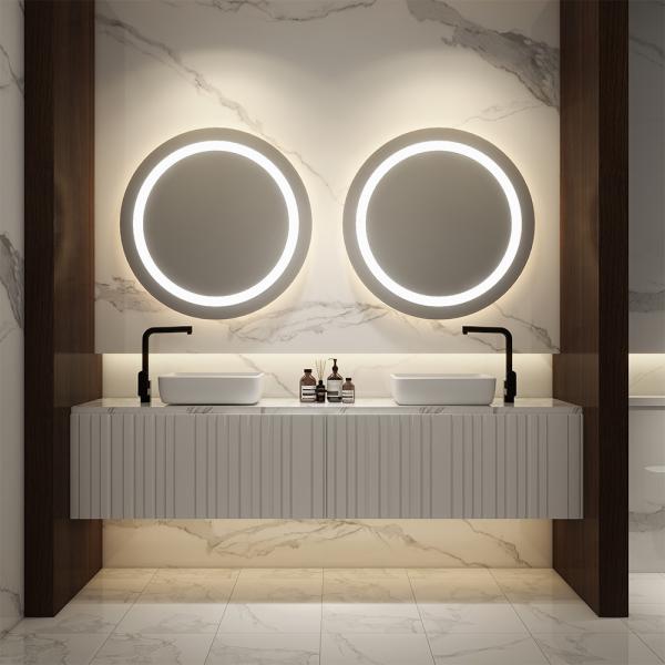 Lumière de miroir LED de salle de bain de taille personnalisée avec fonction antibrouillard et atténuée pour les projets hôteliers et résidentiels de luxe