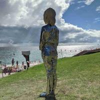 Estátua de aço inoxidável de tamanho natural refletindo em Perth, Austrália