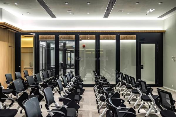 Facilité d'installation du mur de séparation de bureau pour les bureaux et les espaces commerciaux Matériau de surface en aluminium