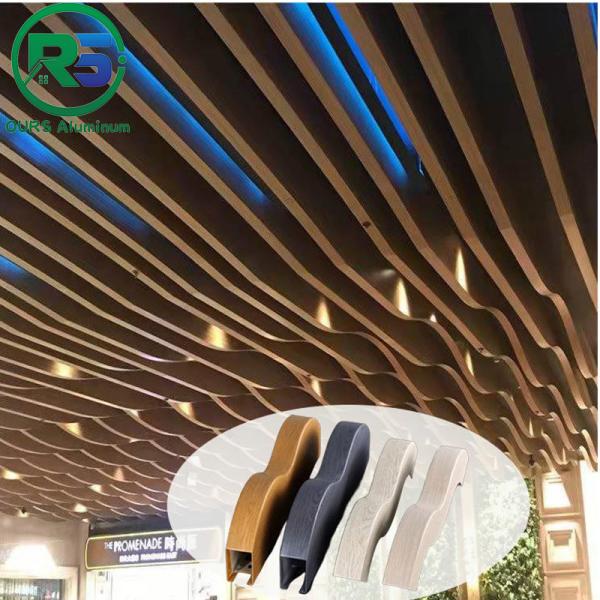 Couche de plafond métallique suspendu linéaire en couleur bois plafond de baffle en aluminium