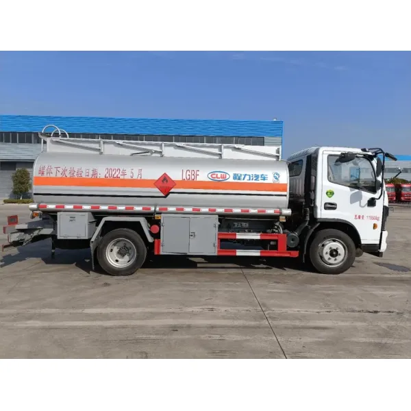 Dongfeng 4X2 9cbm Fuel Tanker Truck for Efficient Delivery