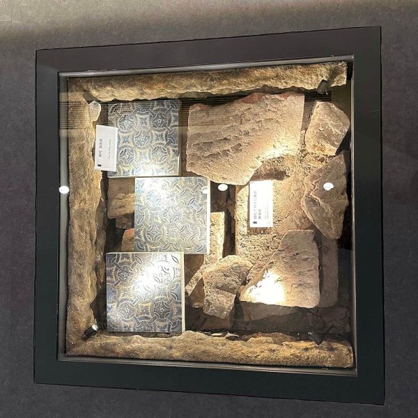 High Strength Glass Floor Integrated Display Cabinet Customized LED Lighting