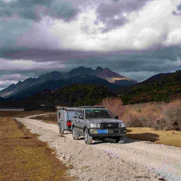 Family Small Hard Floor Camper Trailer 450W / 600W Solar Powered Off Grid Camper