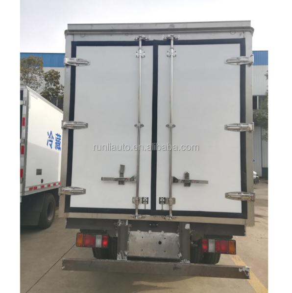 Dongfeng 4X2 5000 Kg Refrigerated Box Truck , Reefer Delivery Truck 99km/h Max Speed