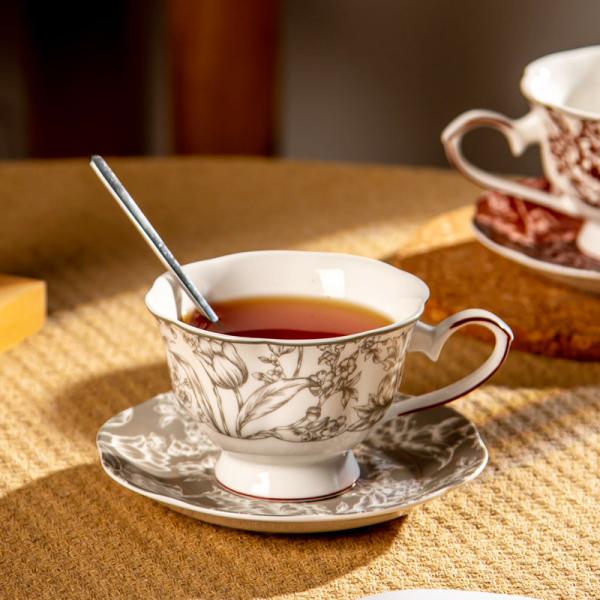 Elegante caneca de café de cerâmica e platilho conjunto de luz luxo linha de ouro design para bebida