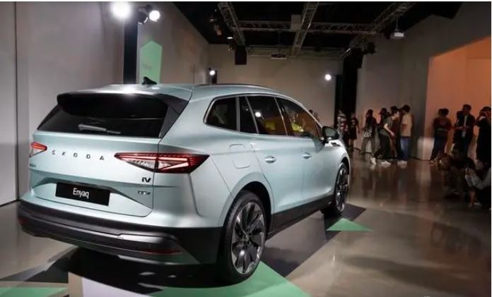 Достаточно удобная езда и похвально быстрая на Skoda Enyaq iv80 82kWh аккумулятор с одним двигателем, электромобиль с задним приводом