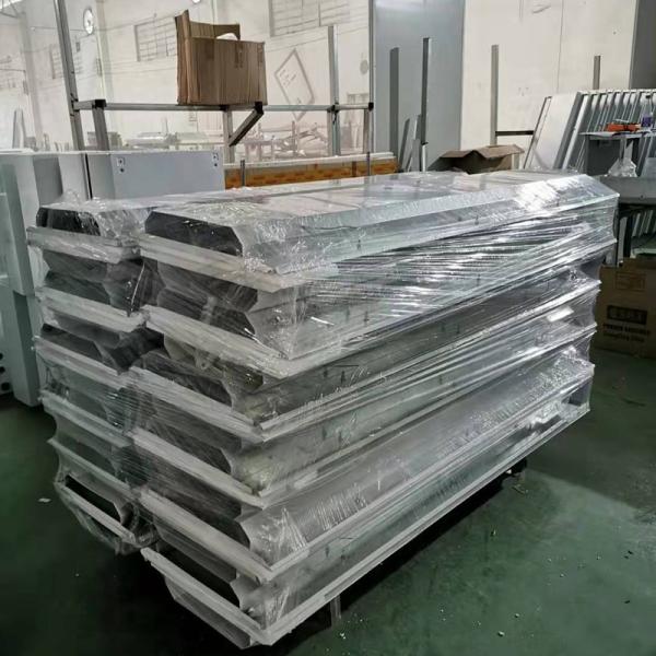 Ventilador de escape de aire de tipo europeo y sistema de iluminación LED instalado en una cabina de pintura de automóviles