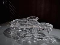 Tabouret acrylique sur mesure avec des effets 3D uniques et accrocheurs pour les expositions d'art