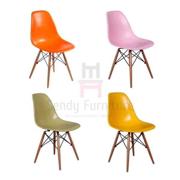 Ресторан гостиной стиля Eames на открытом воздухе предводительствует безрукое Stackable для на открытом воздухе