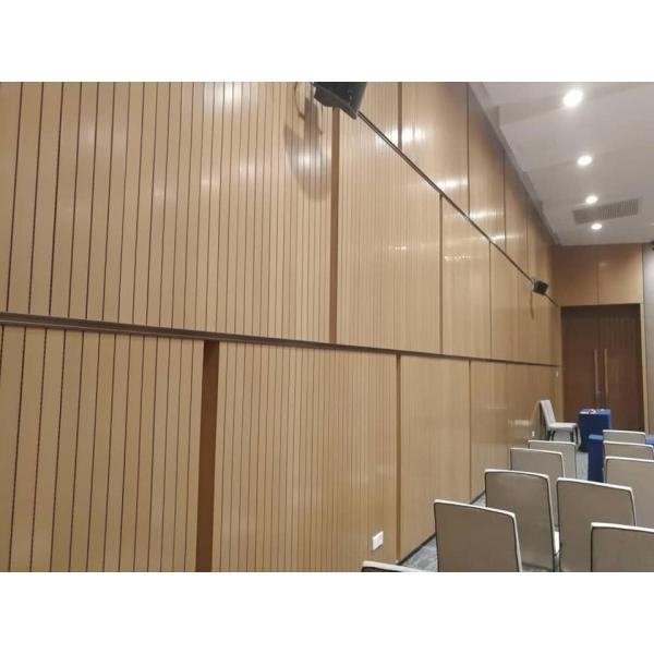 Salle de conférences Panneaux muraux en bois linéaires en placage à rainures