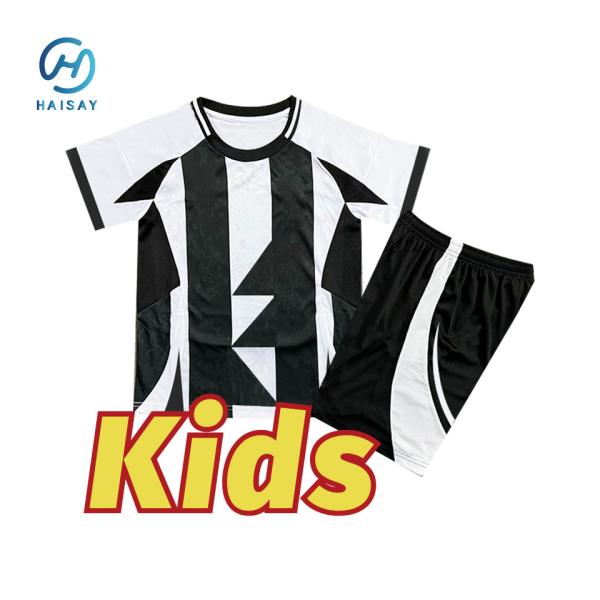 Impressão de logotipo personalizado Crianças Camisetas de futebol Respiráveis Tecido absorvente de umidade Set de roupas esportivas infantis