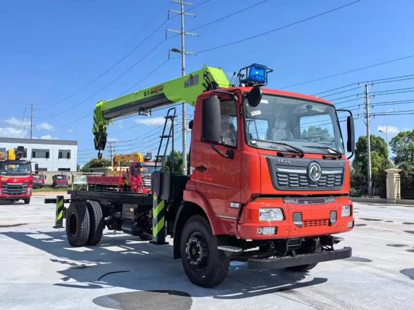 Grue de marque chinoise de premier plan Installation /8000/6500 8,0 tonnes 4 * 2grue Camionnette avec grue Fournissant des services professionnels