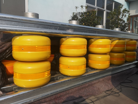 Highway Safety Yellow Plastic Roller Guardrail Road Barrier System 100kn/H