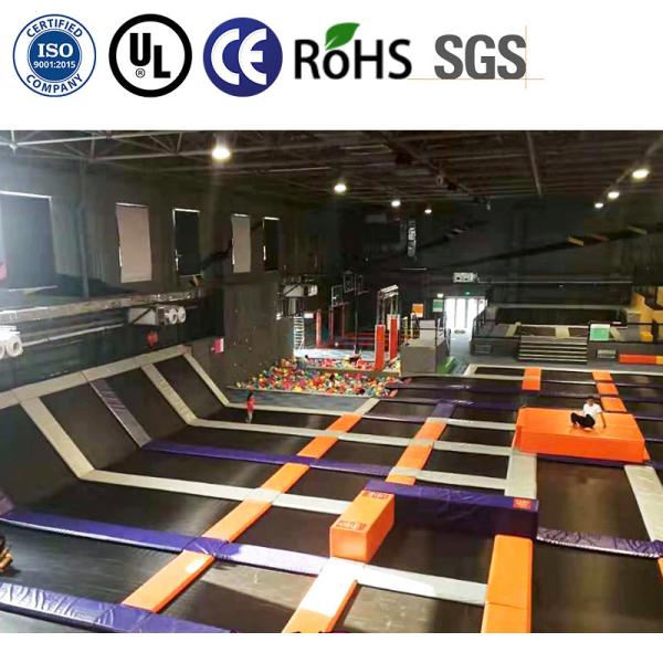 Parc de trampolines sur le thème de la jungle avec filet de protection pour divertissement intérieur