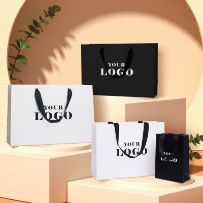 Cartão de estampagem Impresso em papel branco de presente Bolsas de compras com logotipos para promoção