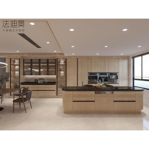 Gabinete de cocina de acero inoxidable moderno con acabado de grano de madera e isla curva