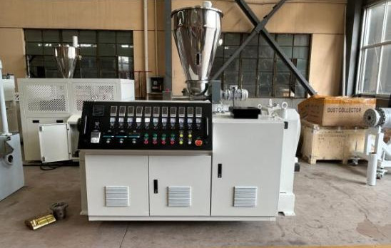 Eco Friendly PVC Extruder Machine Low Energy Plastic Profile Line