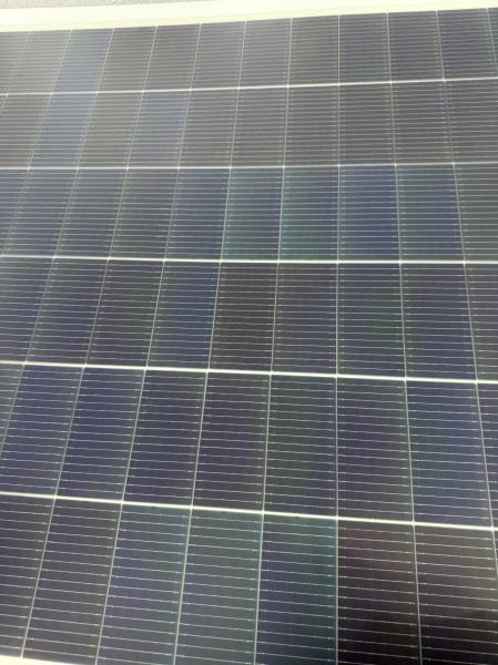 Puissance maximale 580W XSFM-580-T 23,5% Panneaux solaires monocristallins portables de 200W semi-flexibles de 50V avec certificat CE composite polymère