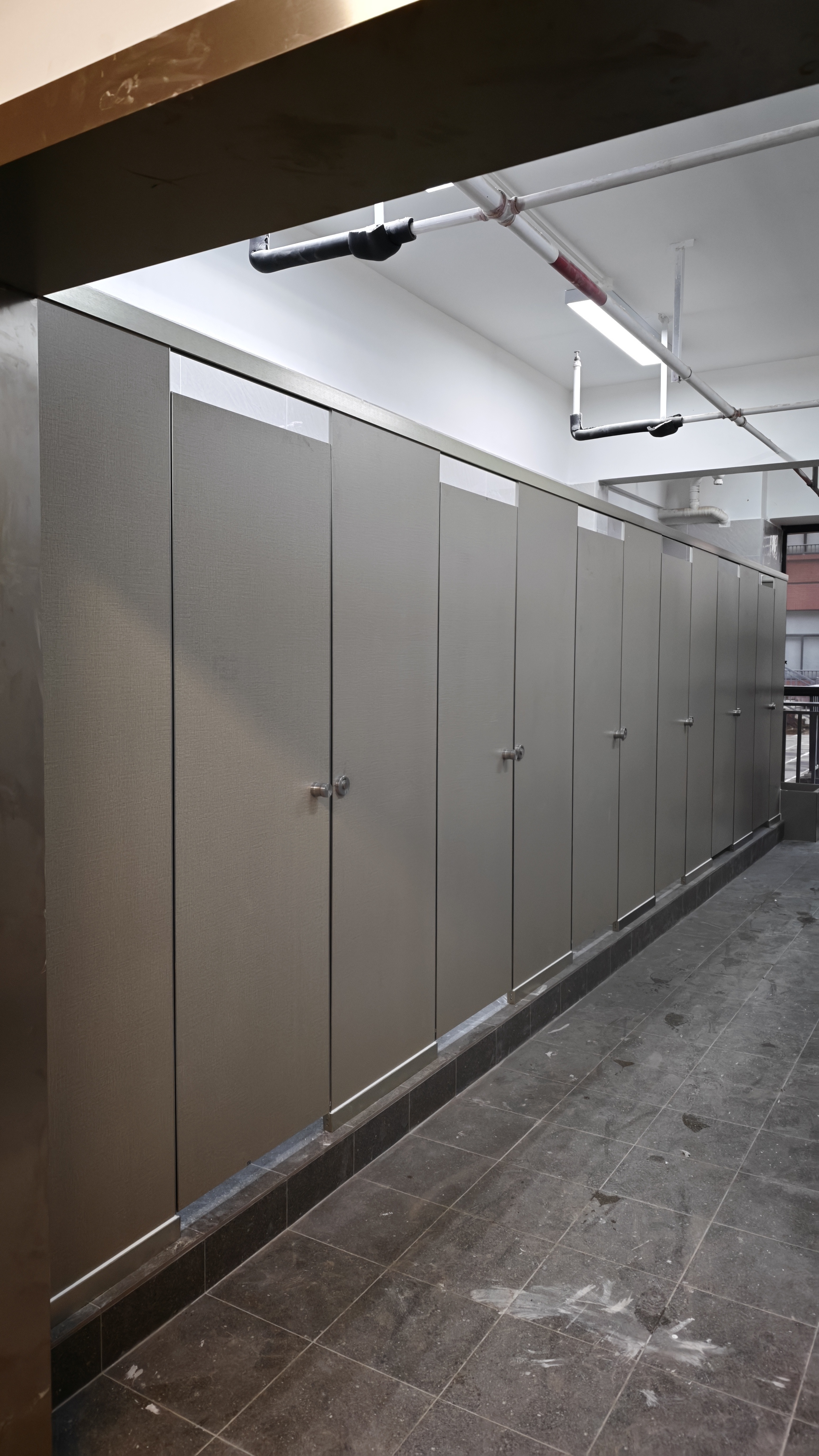 Compact HPL Toilet Partition, Commercial Restroom Stall Divider, Public Washroom Cubicle with Urinal Screen