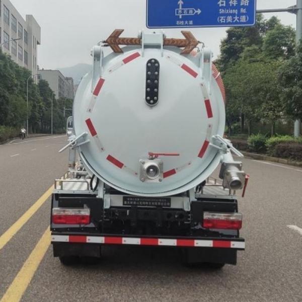 2m3 2000L 4.5tons Diesel Sewage Suction Truck High Performance For Urban Streets