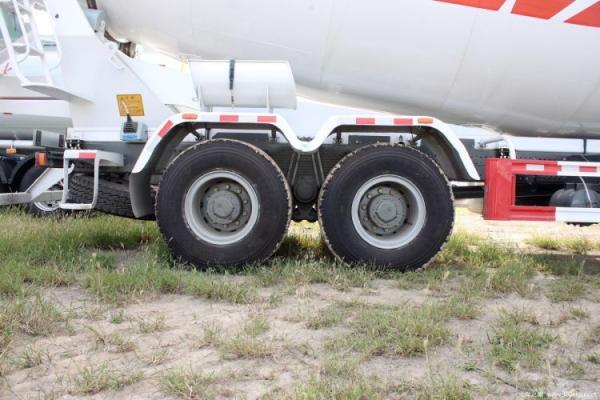 National Heavy Truck HOWO 8X4 5.5 Square Concrete Mixer Truck and Capacity of 2-25m3