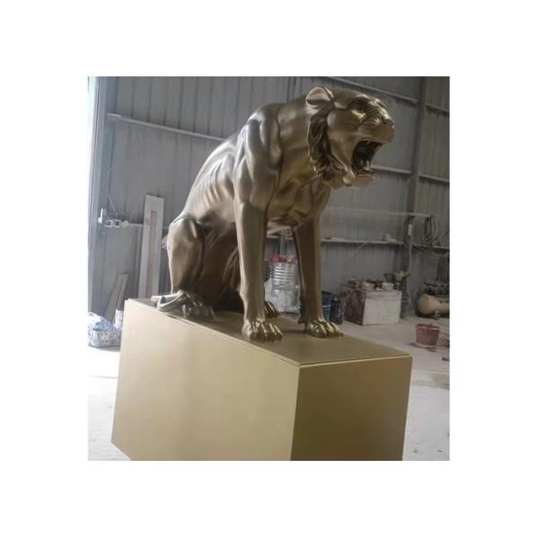 Бросая в натуральную величину покрашенное украшение животной скульптуры большой кошки стеклоткани общественное