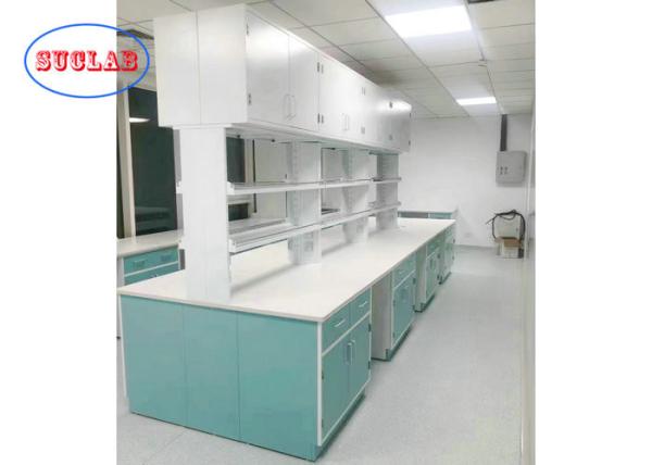 Banquinho verde escuro do laboratório com balcão de cerâmica branca no Instituto de Pesquisa