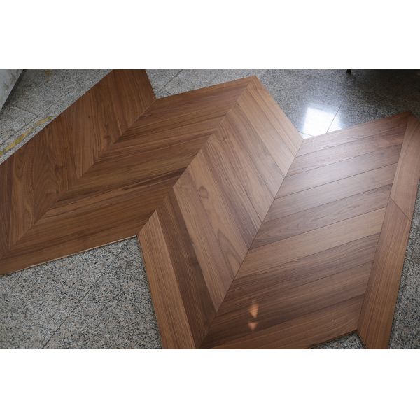 Natural Vanished Chevron Parquet Flooring Engineered Walnut Oak Veneers Tongue Groove Matt Finish Durable Surface