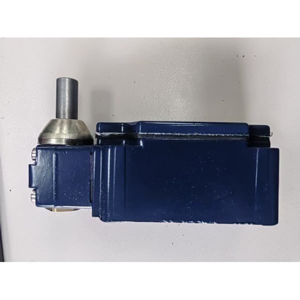 Schmersal M3V4D 330-11Y-M20 | M330 Limit Switch Fork Roller Lever