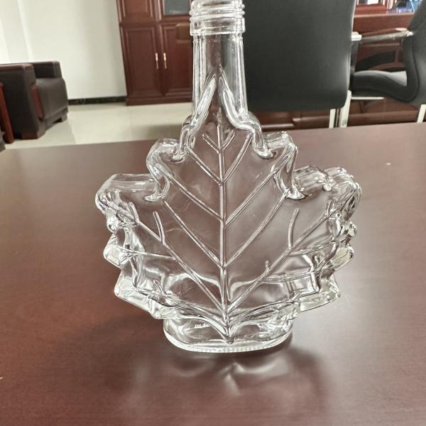 High Borosilicate 25cl Leaf Shape Spirit Glass Bottle With Screw Cap