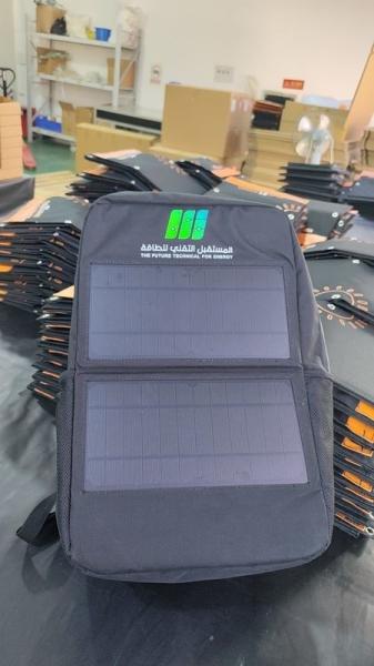 Mochila resistente à água 60L carregador solar para telefones tablets laptops