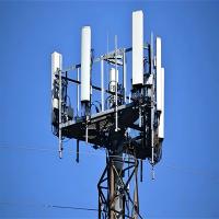 A36 Astm avec échelle d'escalade intérieure Station de base du mât cellulaire Strap galvanisé Antenne GSM Monopole Tour